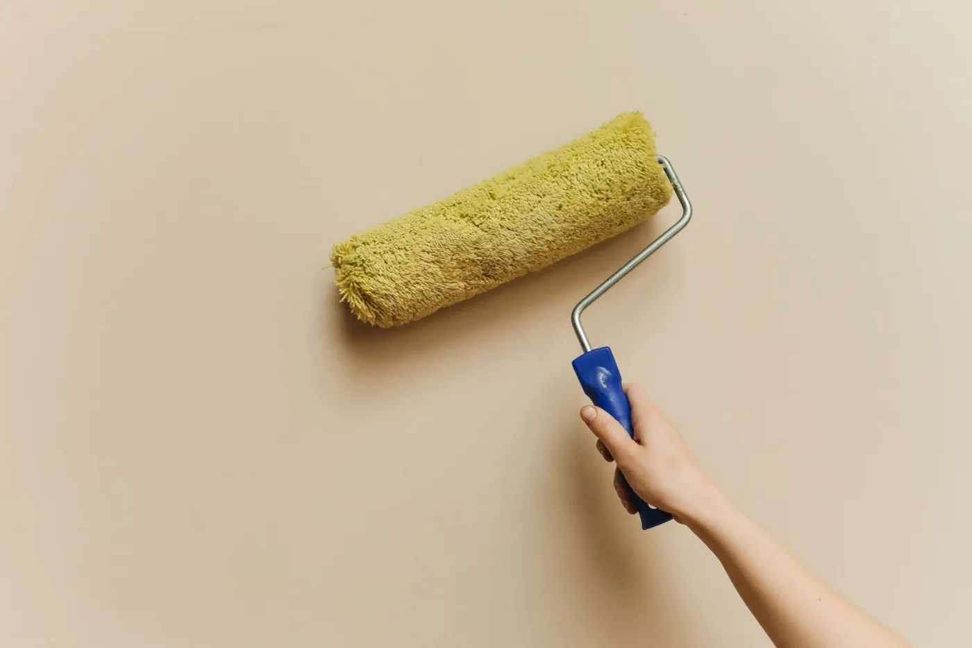 Pittura di una parete con il rullo